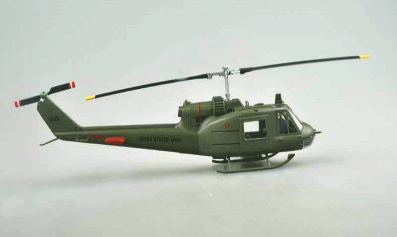 39319  авиация  UH-1C Army (1:48)