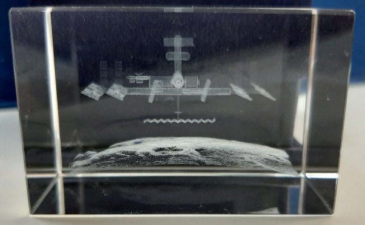 7080004-02  продукция из стекла  Космическая станция. Стекло с лазерным изображением (малое)