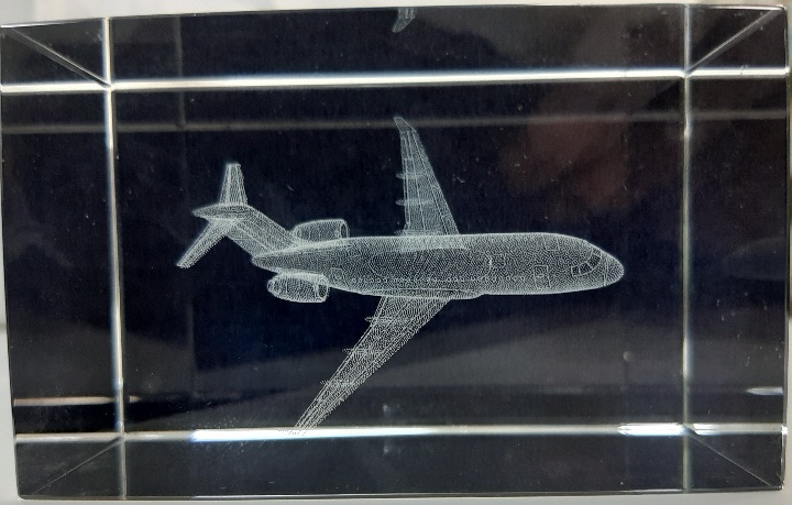 7080003-06  продукция из стекла  Гражданский самолёт. Стекло с лазерным изображением (большое)