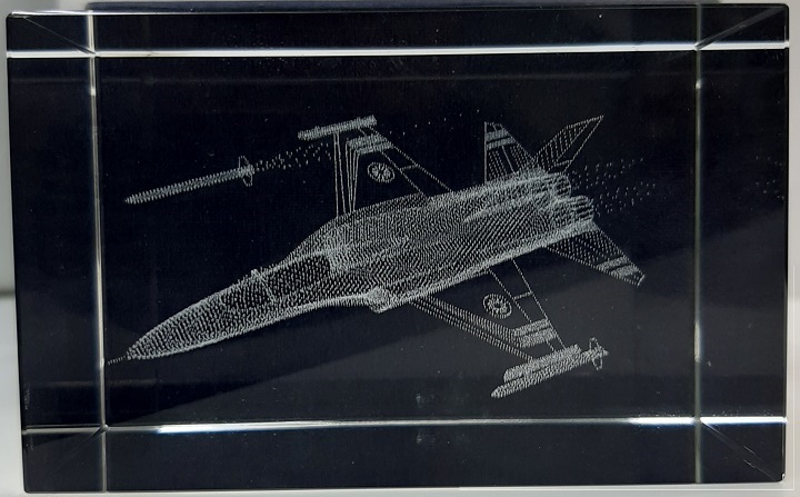 7080003-02  продукция из стекла  Самолёт с ракетой. Стекло с лазерным изображением (большое)